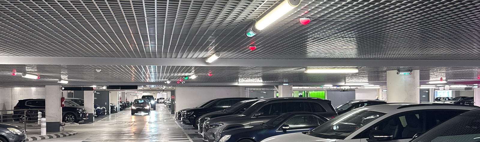 Installation réelle de notre solution de stationnement intelligent avec balises LED rouges indiquant les places occupées